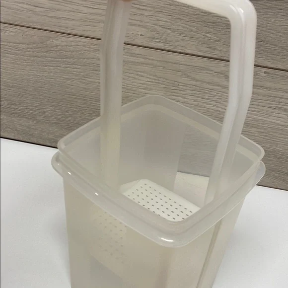 Tupperware Pickle Storage Container / Keeper - Picture 4 of 6